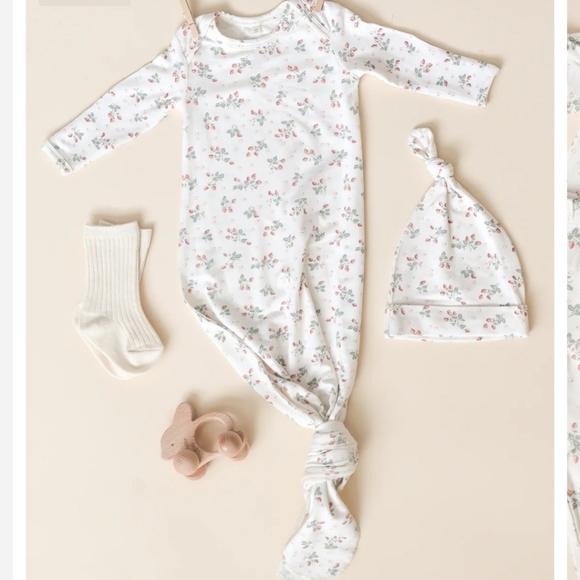 Quincy Mae Knotted Baby Gown + Hat Set. Strawberries. One Size. New.Knotted ba - Picture 7 of 7
